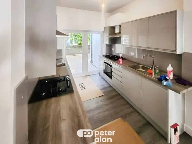 6 Bedroom House Immaculate Throughout