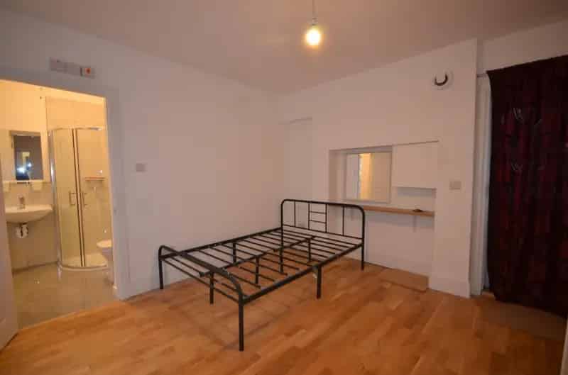 Flat
 To Let