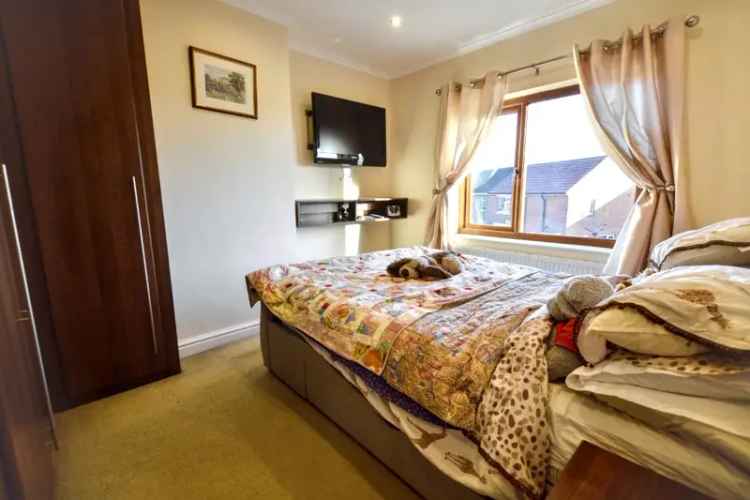 3 Bedroom Semi-Detached House with Garage and Parking