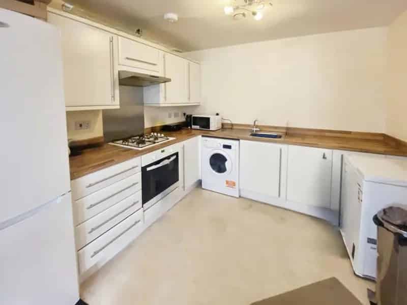 2 Bedroom Flat For Sale with Parking and Roof Terrace
