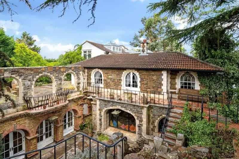 7 bed house for sale
