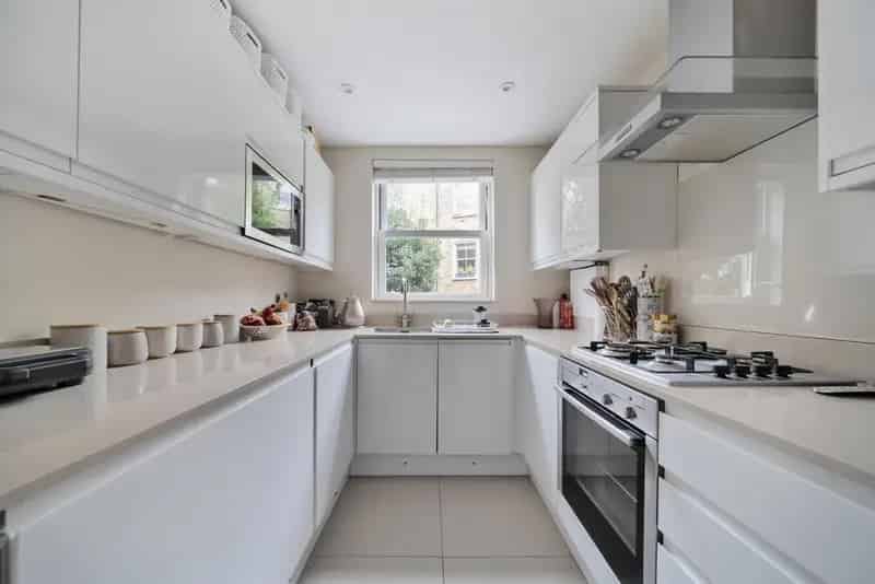 Charming Period Flat High Ceilings Abundant Light High Specification