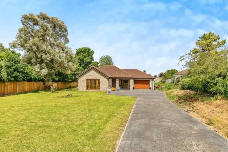 3 Double Bedroom Detached Bungalow with Cinema Room and Bose Stereo