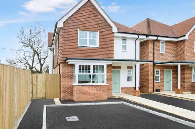3-Bed Detached House with Modern Kitchen and Landscaped Garden