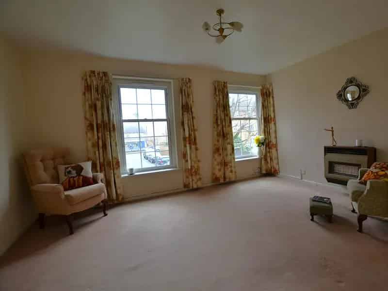 2 Bed Flat near Enfield Town Station - Leasehold