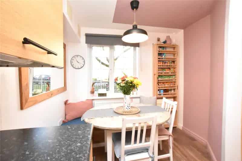 Spacious 4-Bedroom End Townhouse with Garage and Garden