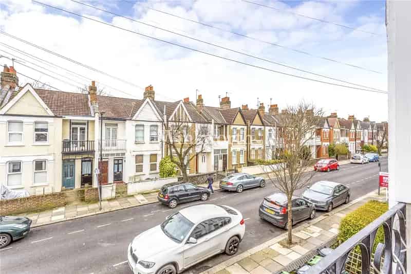 3 bedroom flat/apartment in Turnpike Lane