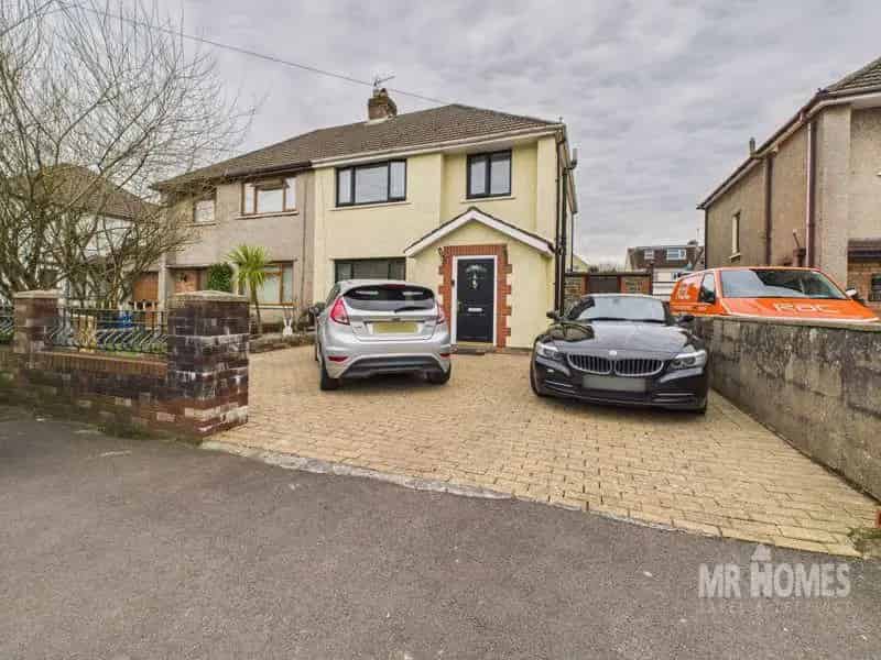 3 Bed Semi Detached House with Annexe For Sale