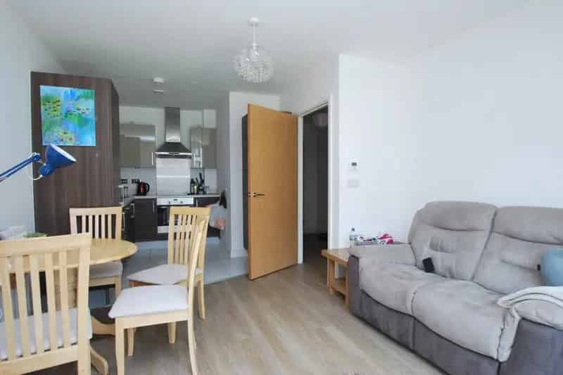Modern One Bedroom Apartment Bath Riverside Zero Deposit Available