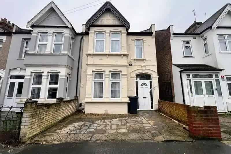 3 Bedroom End Terrace House for Sale