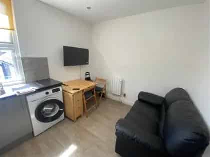 2 Bed Furnished Flat Cardiff Available July 1st 2025