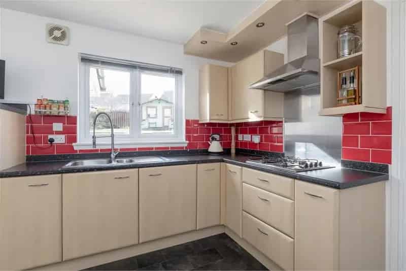 4 Bed Detached House with 2 Reception Rooms