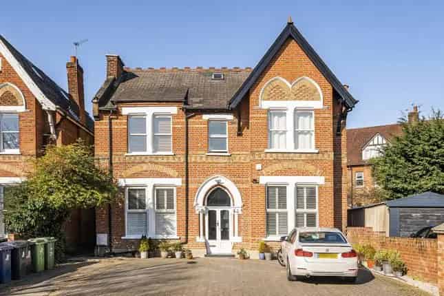 3 Bed Flat for Sale Mount Park Crescent Ealing W5