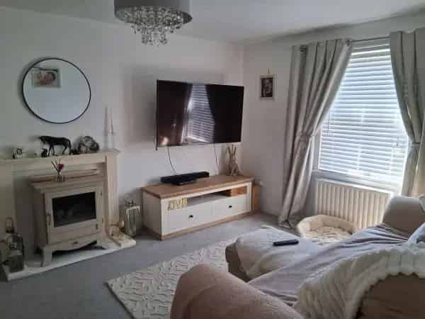 3 Bed End Terraced House Near Schools and Amenities