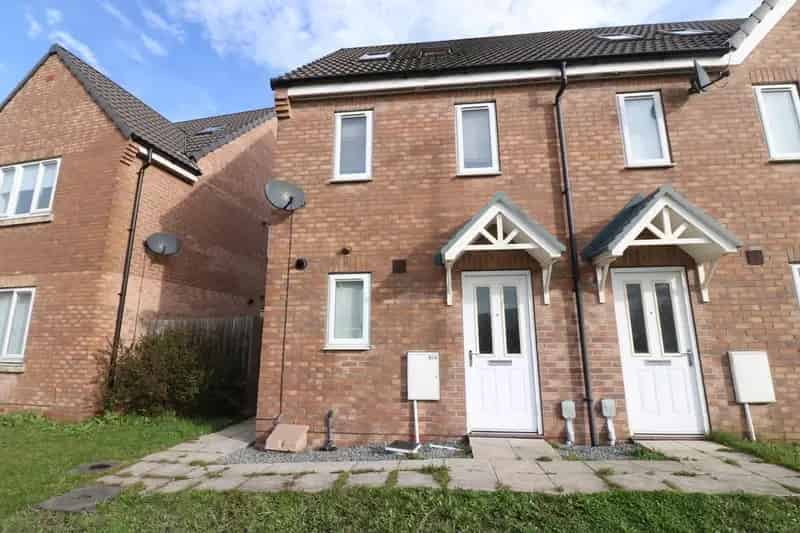 3 Bedroom End Terrace House To Rent