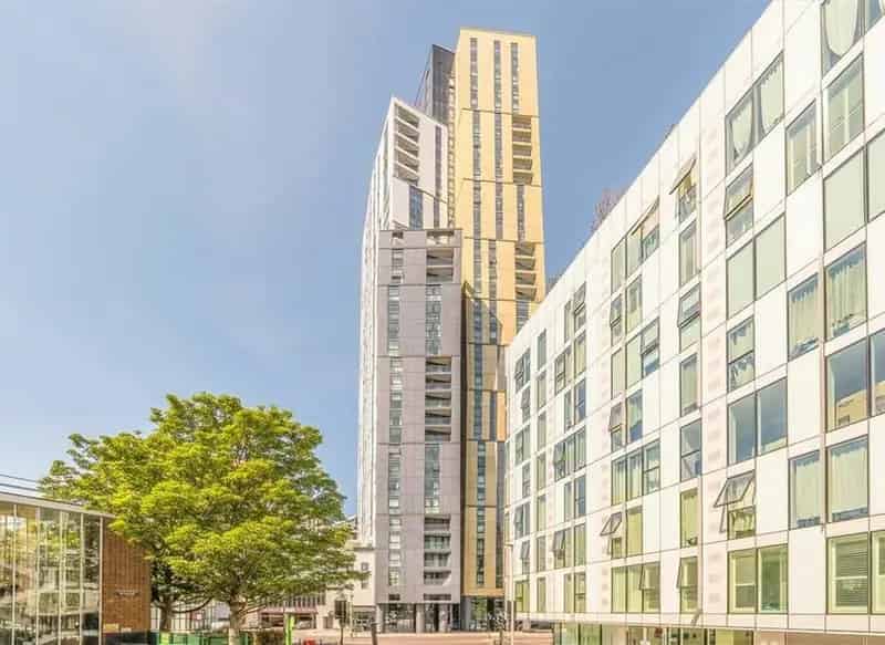 Nine Elms Luxury 1 Bed Flat Top Floor Apartment