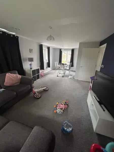 Large 2-Bed Flat Potential 3-Bed Quiet Area Great Views Near Bus Stop