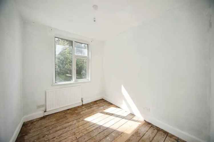 3 Bedroom Terraced House Near Local Schools