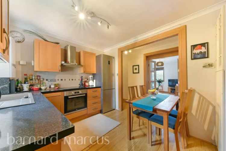 2 Double Bedroom Top Floor Flat with Balcony and Parking