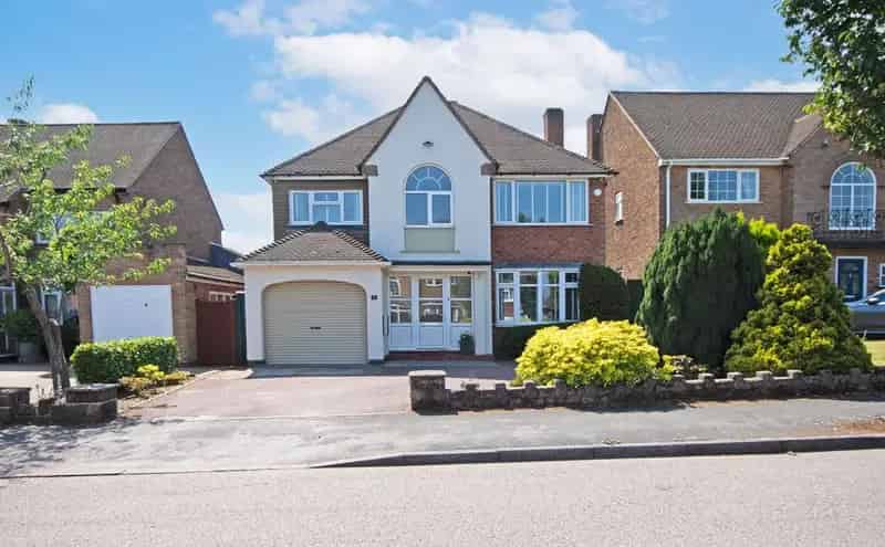 3 Bedroom Detached House for Sale in Sutton Coldfield