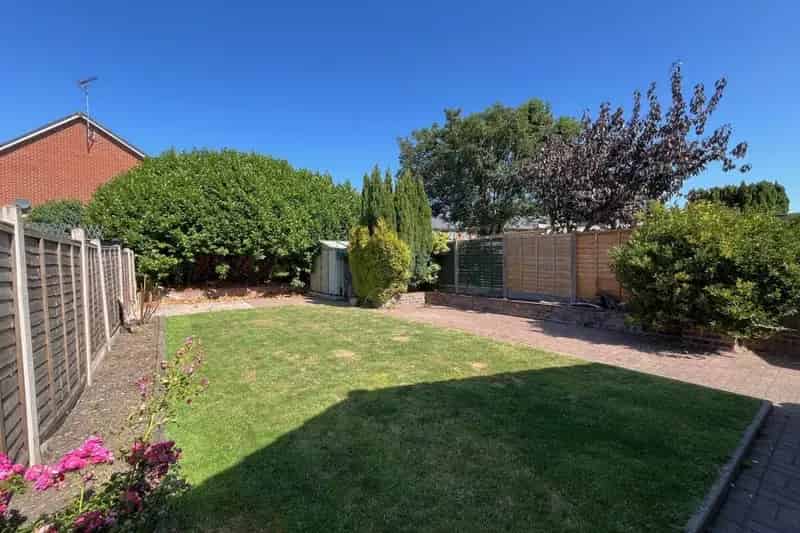3 Bedroom Semi Detached House with Conservatory and Driveway Parking