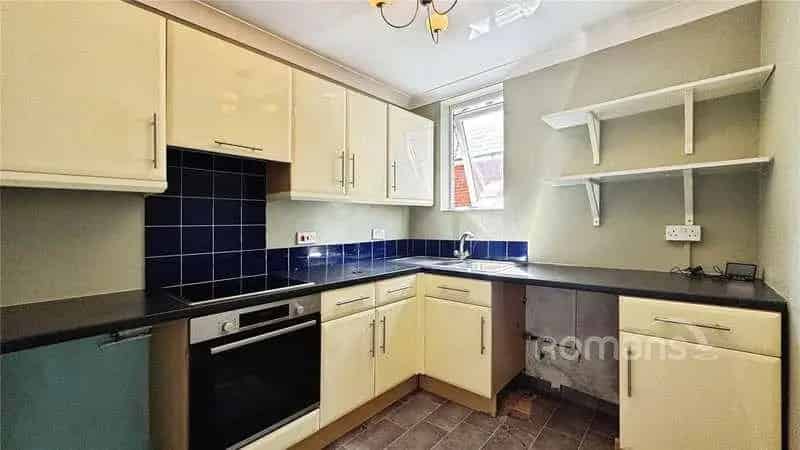 2 Bed Flat for Sale Near Mainline Station - No Onward Chain