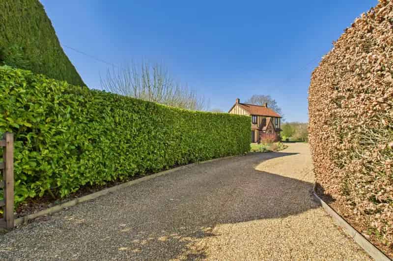 4 Bedroom Detached Mock Tudor House For Sale