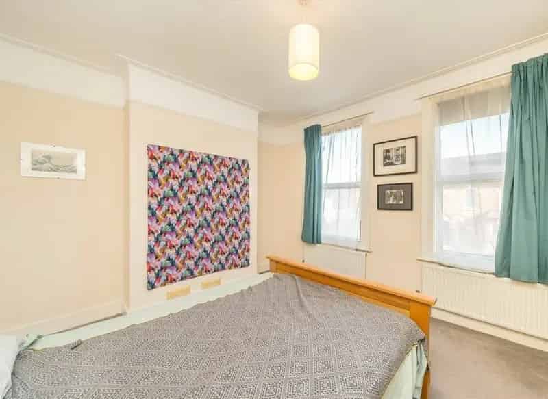 Two Bedroom House Near Northfields and West Ealing Stations