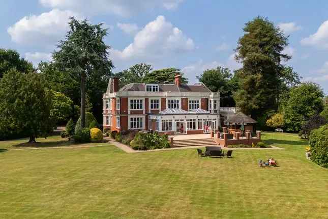 Detached House for Sale in Mill Hill London NW7