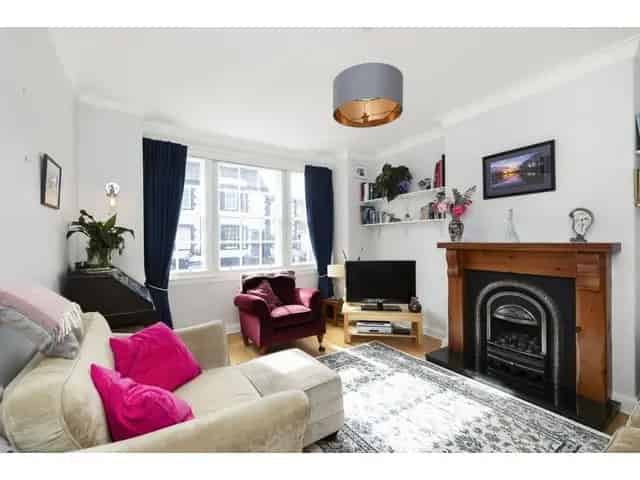 3 Bedroom Flat for Sale: Spacious Main Door Lower Villa with Large Gardens