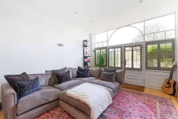 Charming Refurbished Apartment with Courtyard Garden