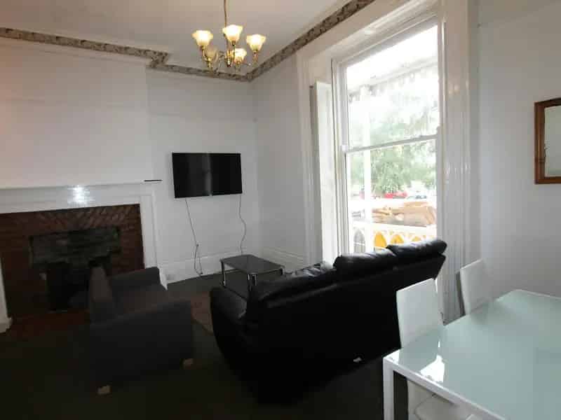 5 Double Bedroom House Near Town Centre
