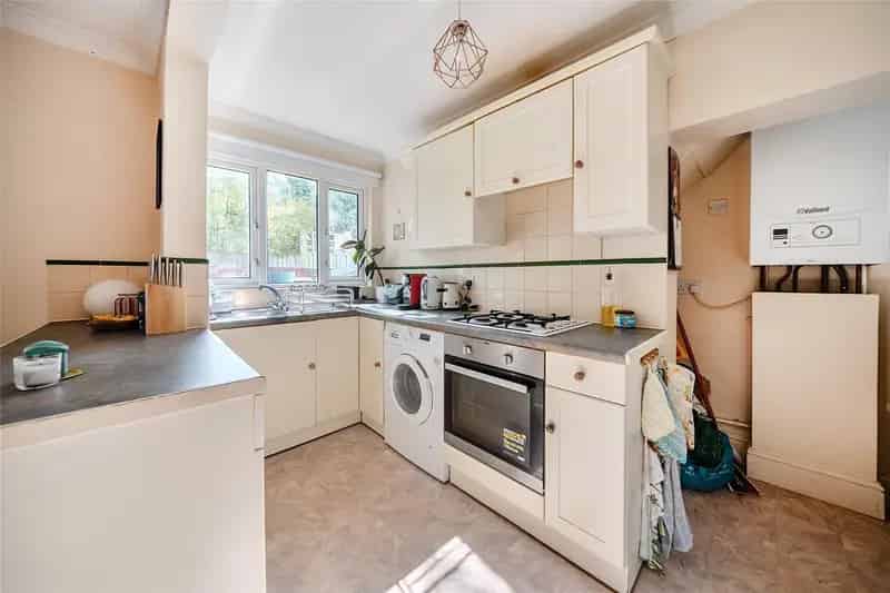2 Bedroom Maisonette for Sale Ground Floor Garden Access Share of Freehold