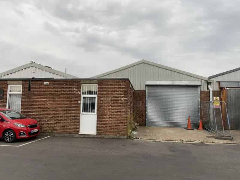 Warehouse Unit To Let Near M25 Junction 1a