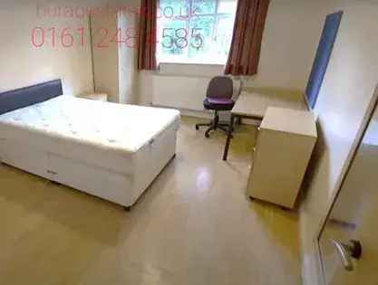 10 Bedroom House Manchester - Large Family Home Near Transport