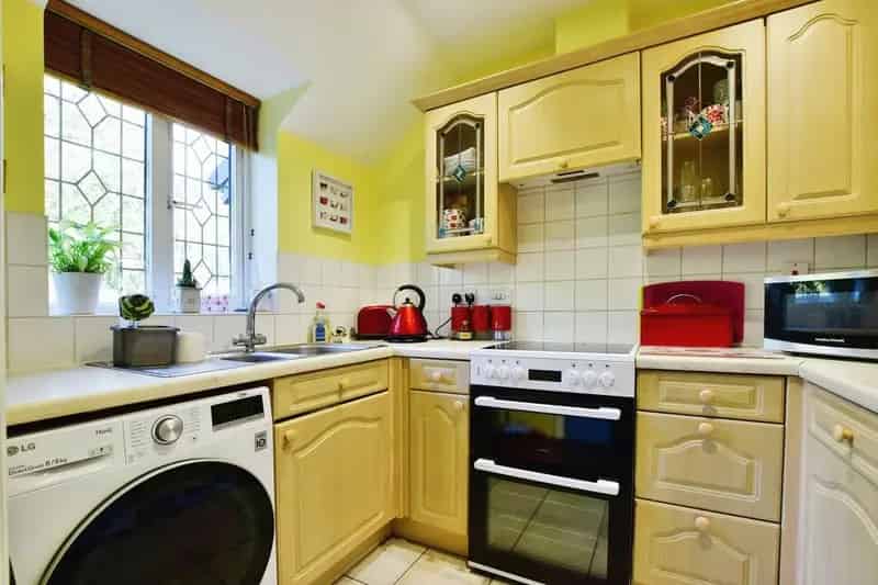 2 Bedroom Flat for Sale Wilmslow Cheshire SK9 Newly Extended Lease