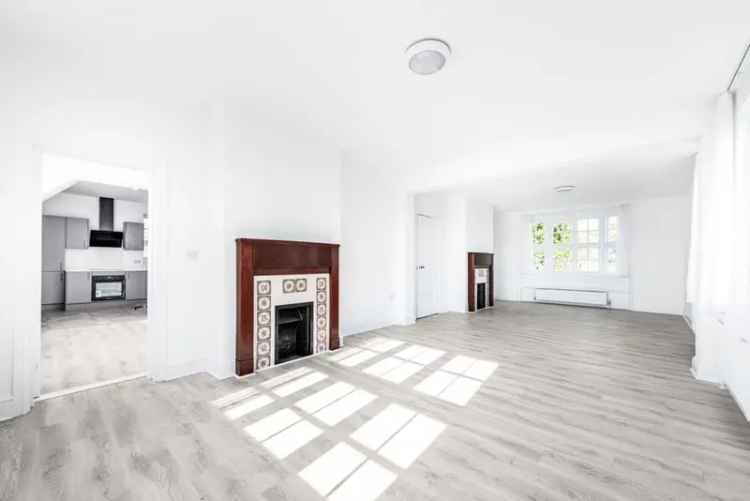 Stunning 3 Bedroom Detached House with Garage and Parking