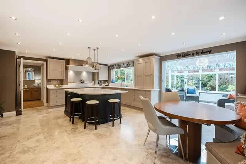 6 Bedroom Detached House Hillbury Close