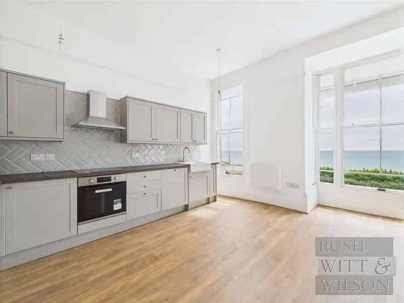 1 Bed Seafront Apartment Stunning Views New Lease