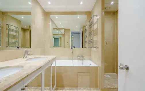 2 Room 89m² London Flat with Balcony and Canary Wharf Views