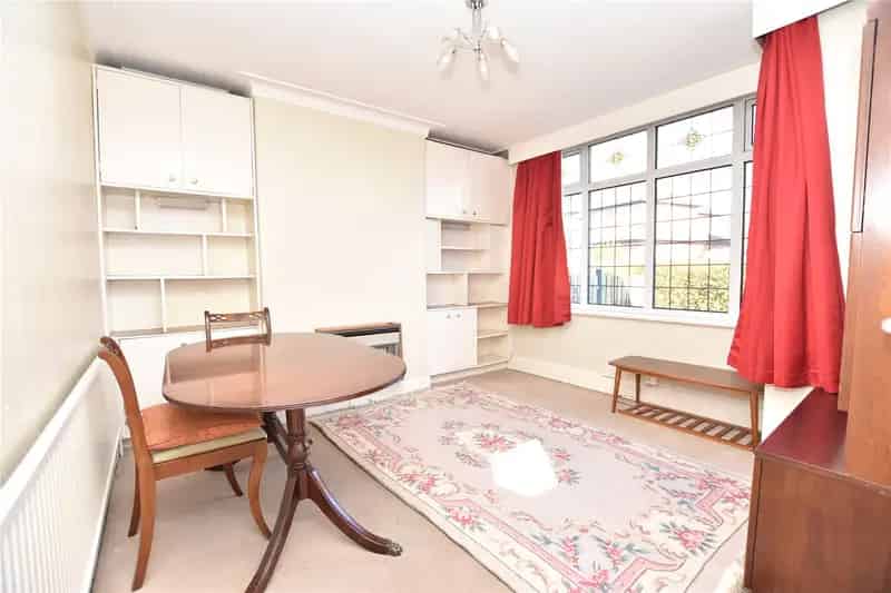 5 Bedroom Family Home with Large Garden and Garage