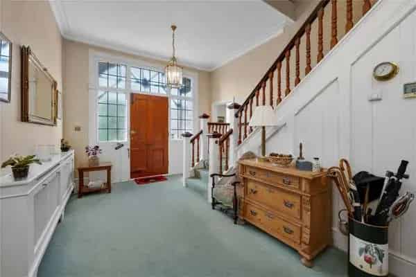 Stunning Tudor Detached Property with Modern Amenities