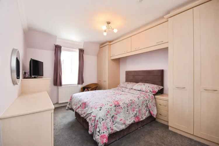 Retirement Apartment in Gidea Lodge  Main Road