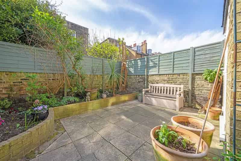 2 Bedroom Flat House to Rent in Brixton