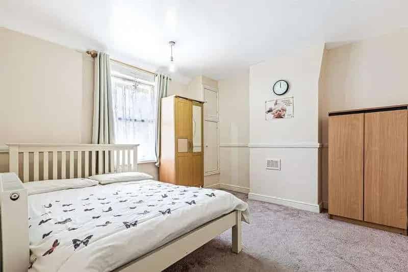 3 Bed Semi-Detached House for Sale Knighton Fields