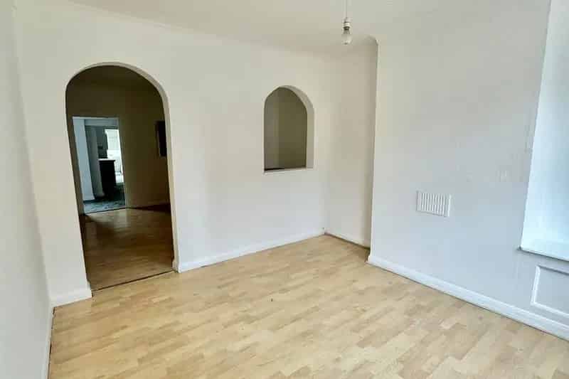 Modern 3 Bed House with Garden Zero Deposit Option