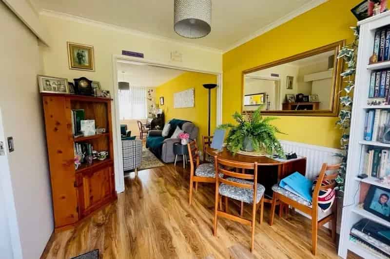 Three Bedroom Semi-Detached House Stamford Garage Parking