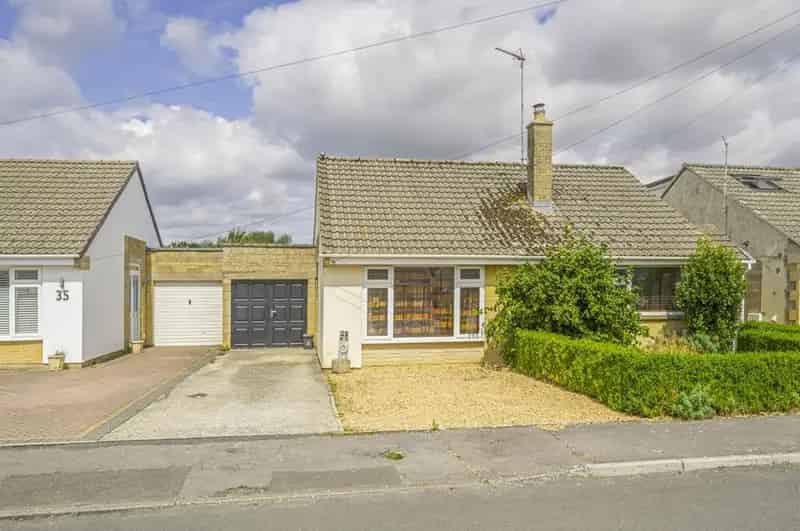 3 Bedroom Detached Bungalow for Sale in South Cerney