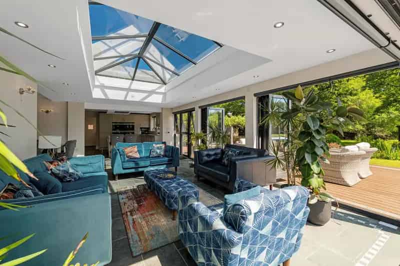 6 Bedroom Detached House with 6 Acres of Land
