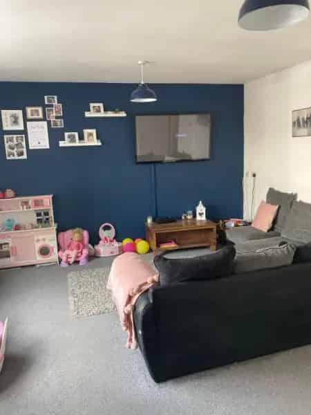 Ground Floor Maisonette Near Town Centre and Train Station